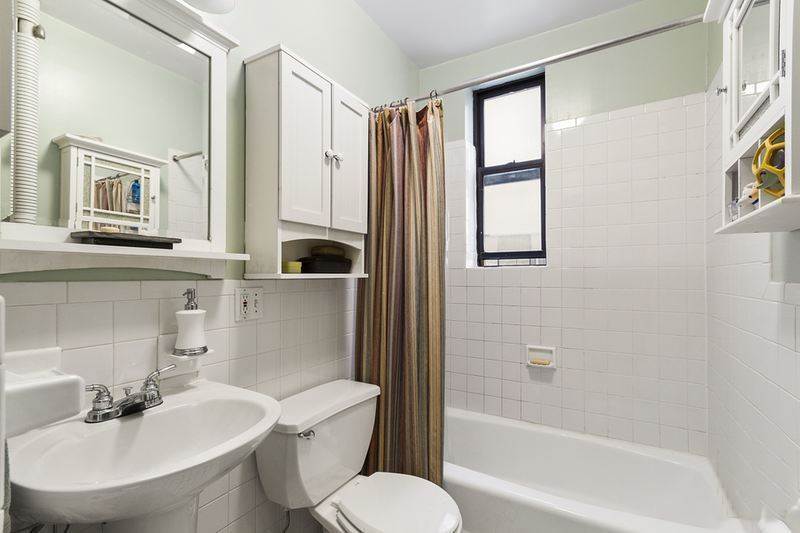 St Johns Plc, Brooklyn, NY, 2 Bedrooms Bedrooms, ,1 BathroomBathrooms,Co-Op,For sale,St Johns Plc,1086